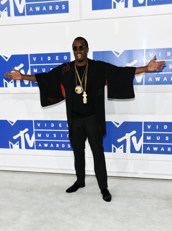 Puff Daddy porte un kimono et des chaines en or.