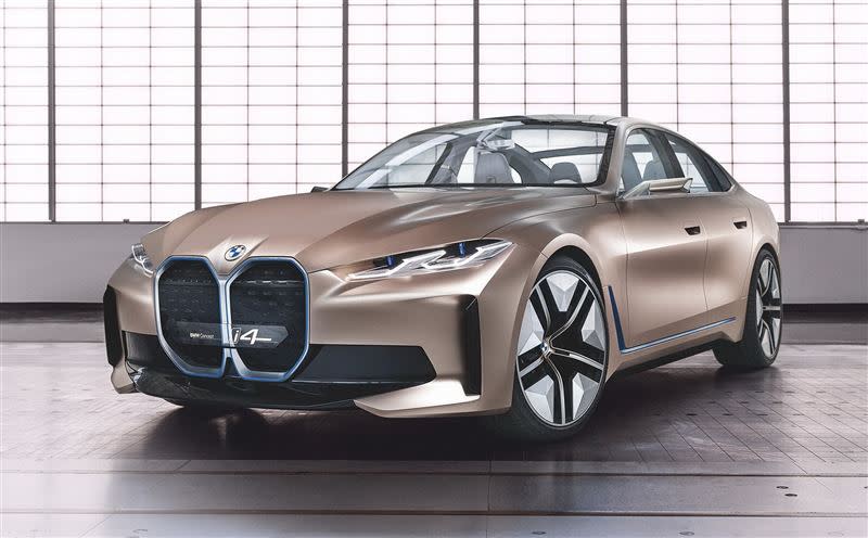 BMW 4 Series Gran Coupe測試車(上)換上與電動概念車Concept i4(下)相同的把手設計。（圖／翻攝自motor1）