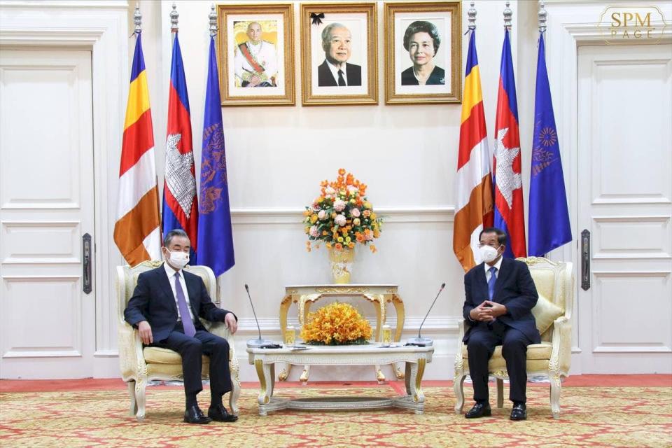 中國外交部長王毅12日抵達柬埔寨訪問，與總理洪森(Hun Sen)會晤。 (圖:洪森推特)