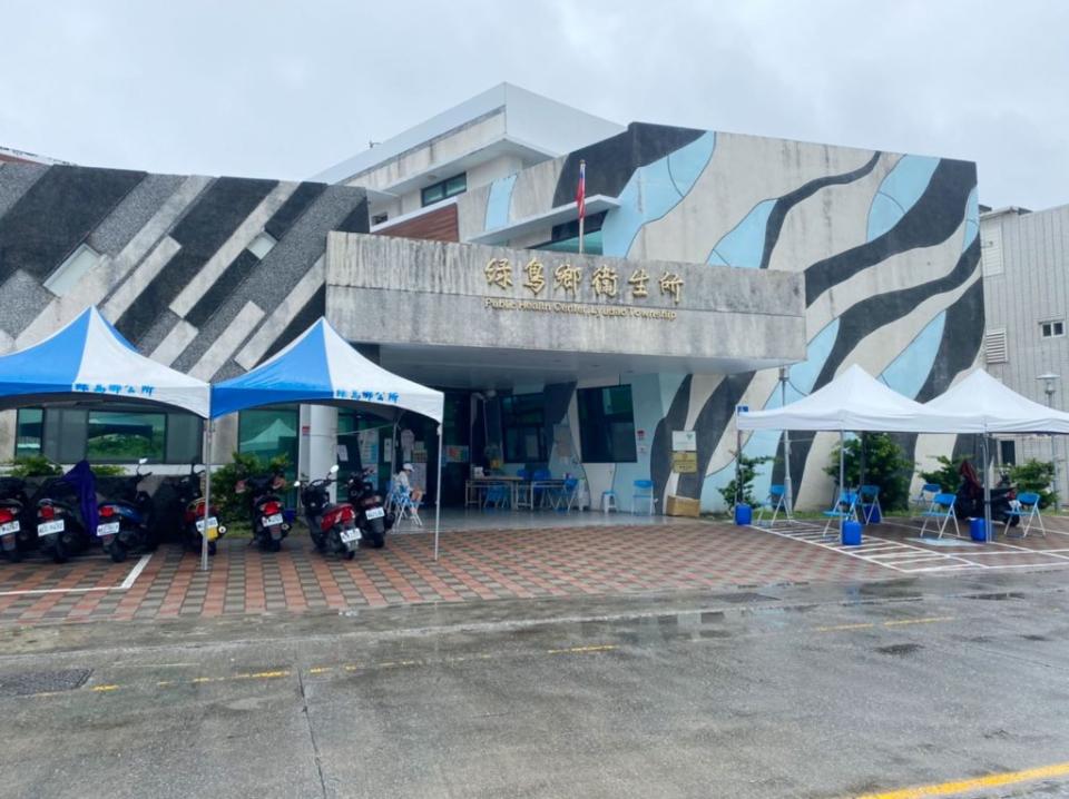 綠島確診人數持續增加，目前島上沒有防疫旅館，造成確診遊客收容的困擾。（記者鄭錦晴翻攝）