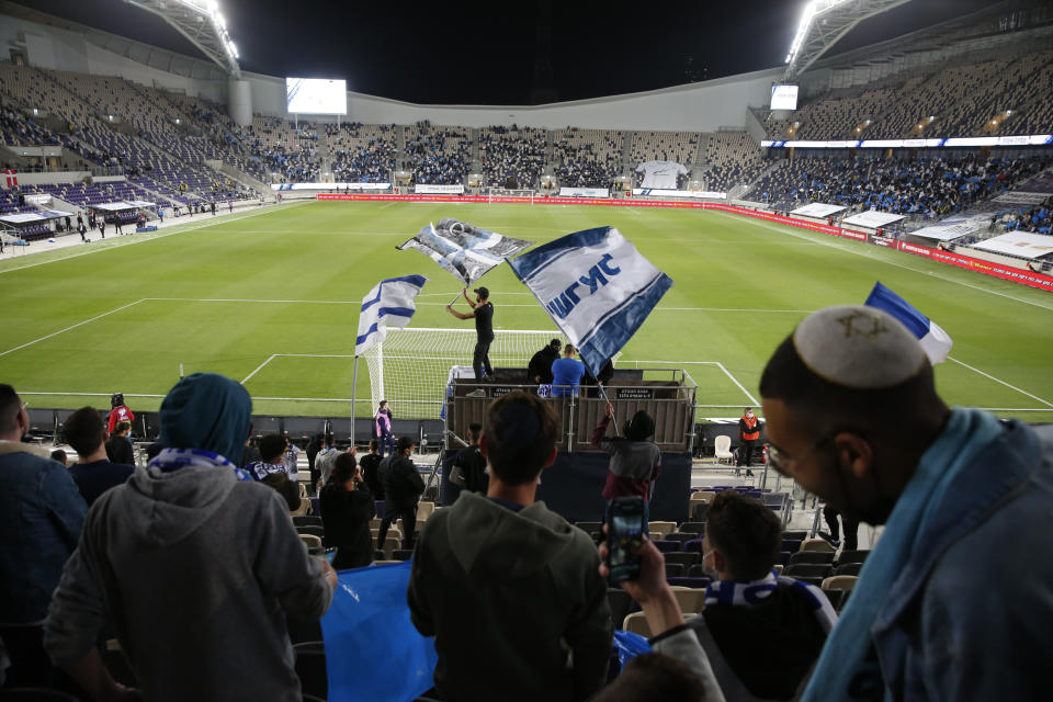 Hinchas de Israel previo al partido contra Dinamarca por las eliminatorias mundialistas, el jueves 25 de marzo de 2021, en Tel Aviv. (AP Foto/Ariel Schalit)