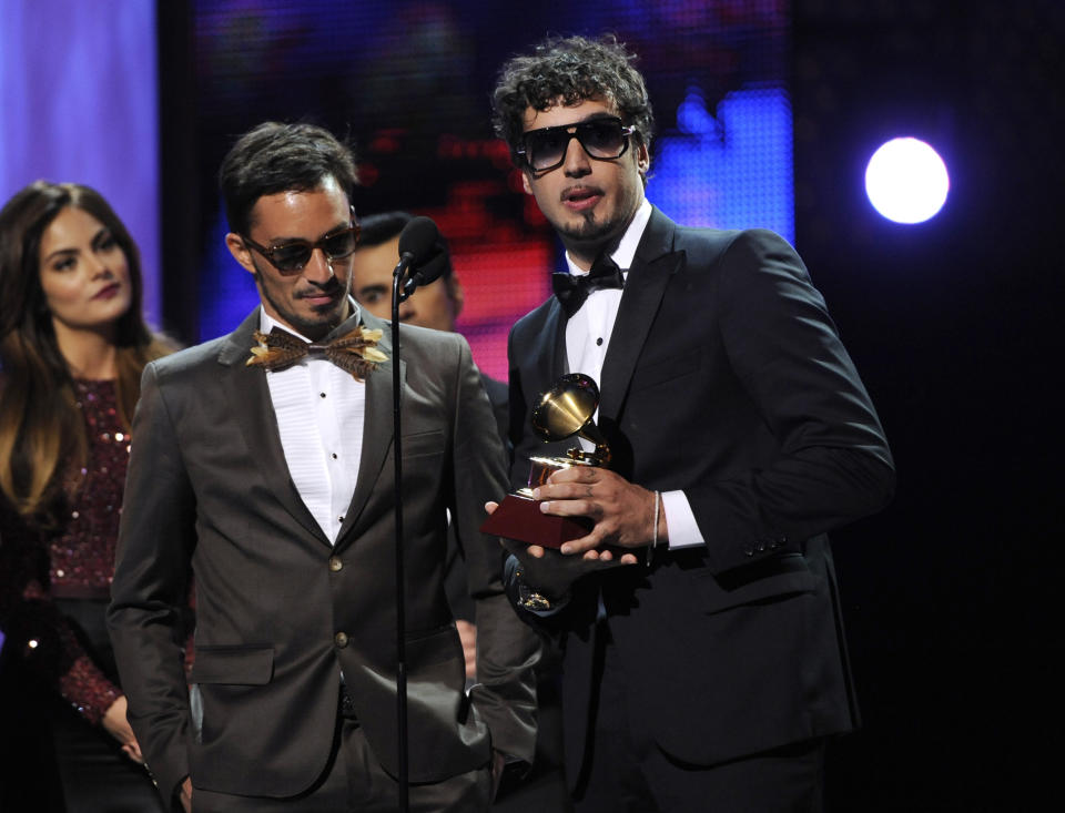 ARCHIVO - Emmanuel Horvilleur, izquierda, y Dante Spinetta, del grupo Illya Kuryaki and the Valderramas, reciben el premio a la mejor canción urbana en la 14a entrega anual del Latin Grammy en el Mandalay Bay Hotel y Casino el 21 de noviembre de 2013, en Las Vegas. Spinetta está nominado a mejor álbum de música alternativa por "Mesa dulce" y mejor canción alternativa por "Sudaka" en los Latin Grammy se entregarán el 16 de noviembre de 2023. (Foto Chris Pizzello/Invision/AP, archivo)