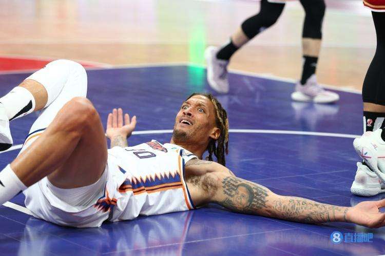 CBA洋將麥可·畢斯利（Michael Beasley）在升旗時未向中國國旗敬禮，遭罰款與嚴重警告。   圖：翻攝自直播吧（資料照）