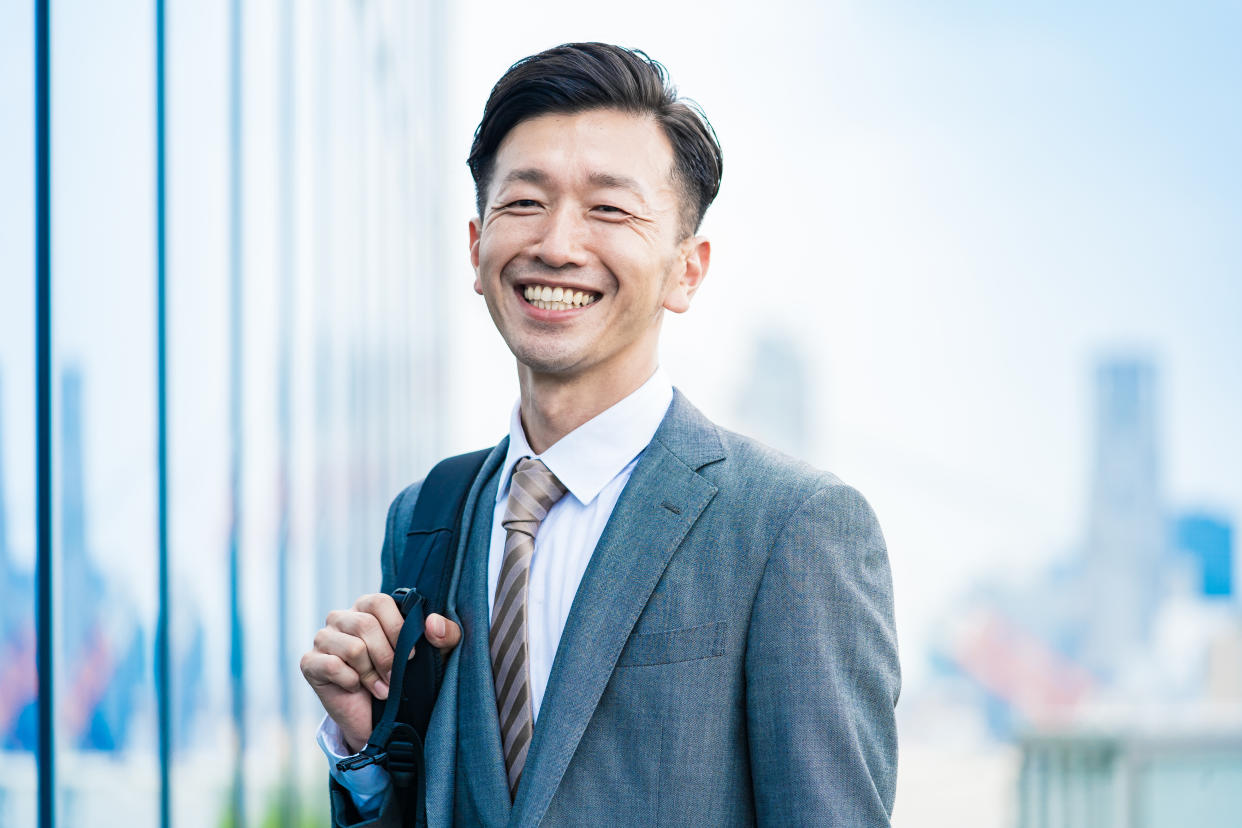 Asian businessman who commutes with a smile. (Photo: Getty)