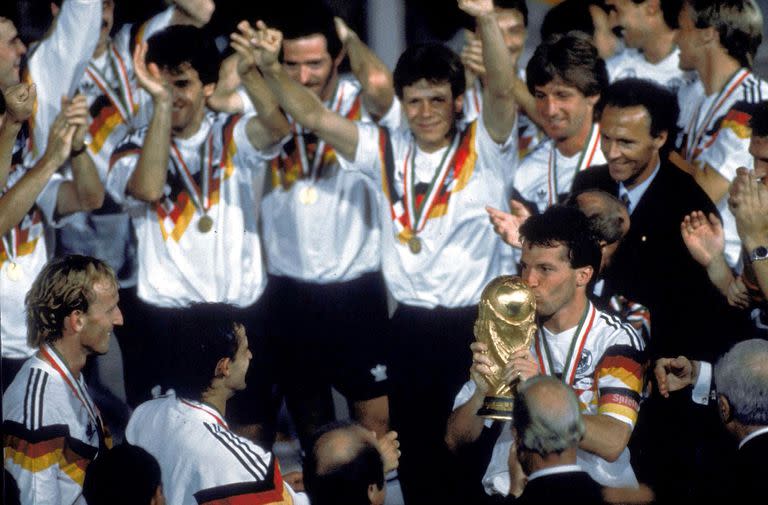 El momento cumbre: como capitán de Alemania, Lothar Matthäus recibe la Copa del Mundo en Italia 90