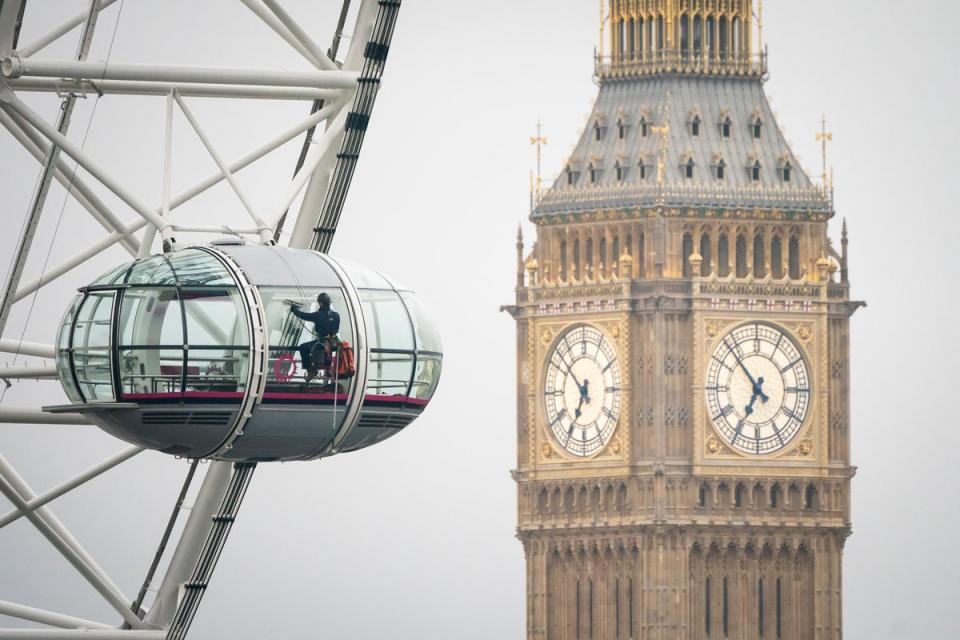 Personal macht Frühlingsputzkapseln auf dem lastminute.com London Eye in Westminster, um sicherzustellen, dass die 32 Kapseln dieses Jahr für Millionen von Besuchern bereit sind (Aaron Chown/PA) (Aaron Chown/PA Wire)