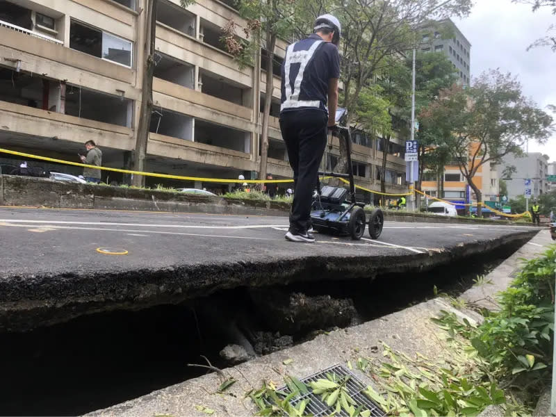 ▲台北市松山區慶城街一處工地驚傳地基下陷。(圖／記者嚴俊強攝，2024.02.24)