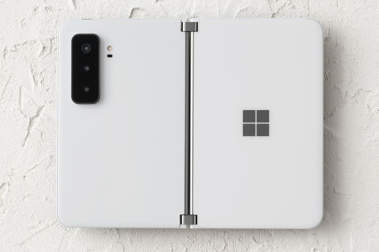 La Surface Duo 2 tiene una triple cámara trasera, con una lente normal, un zoom 2x y un gran angular