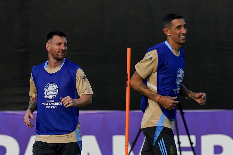 Lionel Messi y Ángel Di María se divierten en las prácticas de la selección en Estados Unidos; uno de los amigos se despide aquí