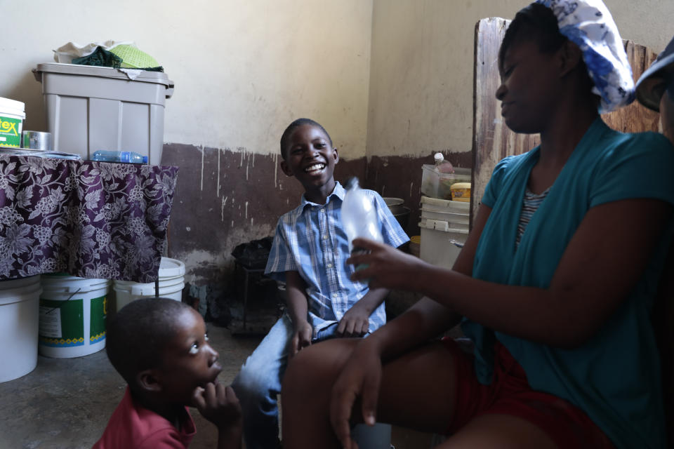 Woodberson Seïde ríe mientras juega con su hermana Nayanka en la iglesia donde viven, tras un ensayo con la batería, en el vecindario Delmas 32 de Puerto Príncipe, Haití, el sábado 23 de septiembre de 2023. (AP Foto/Odelyn Joseph)