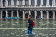 L'Amministrazione comunale di Venezia presenterà richiesta di stato di crisi alla Regione Veneto. Il sindaco Brugnaro: "Tutti i cittadini e le imprese raccolgano materiale utile a dimostrare i danni subiti con fotografie, video, documenti o altro nei prossimi giorni comunicheremo le modalità precise per la richiesta di contributo". Disposta intanto la chiusura delle scuole di Venezia e isole di ogni ordine e grado. (Photo by Giacomo Cosua/NurPhoto via Getty Images)