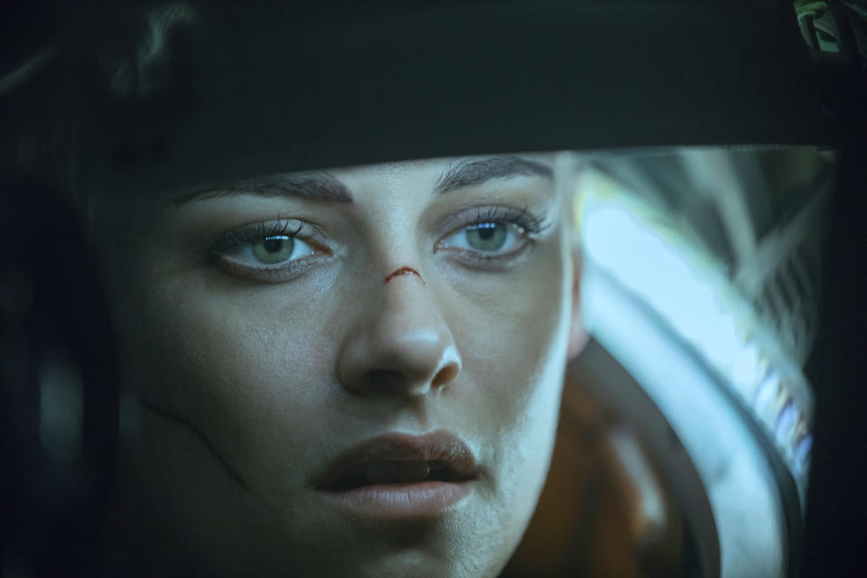 En esta imagen proporcionada por Twentieth Century Fox Kristen Stewart en una escena de “Underwater" que se estrena en HBO el 21 de noviembre de 2020. (Alan Markfield/Twentieth Century Fox vía AP)