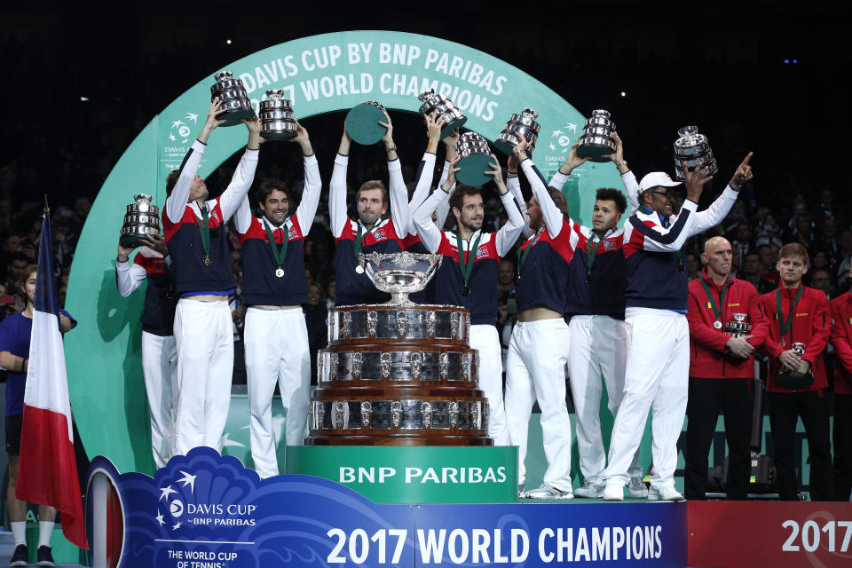 ARCHIVO - En esta foto del 26 de noviembre de 2017, los integrantes del equipo de Francia con el trofeo de campeones de la Copa Davis en Lille, Francia. (AP Foto/Christophe Ena)