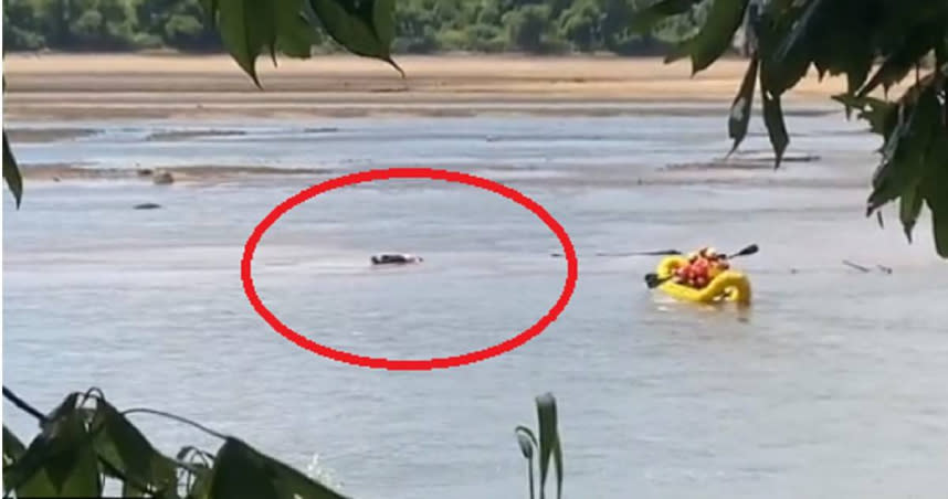 一名男子躺在阿肯色河面上休息。（圖／翻攝自推特）