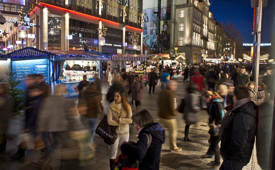 <p>München ist ein echter Shopping-Hotspot. Die Kaufingerstraße ist mit bis zu 10.000 Passanten pro Stunde eine der beliebtesten Shoppingmeilen Deutschlands. Zwischen Münchner Traditionshäusern findet man hier vor allem Flagship-Stores und teure Boutiquen, aber auch Modeketten sind vertreten. Mit 1.125 Geschäften und einem daraus resultierenden Boutiquen-Index von 7,8 kommt München auf den zweiten Platz. (Bild: Getty Images) </p>