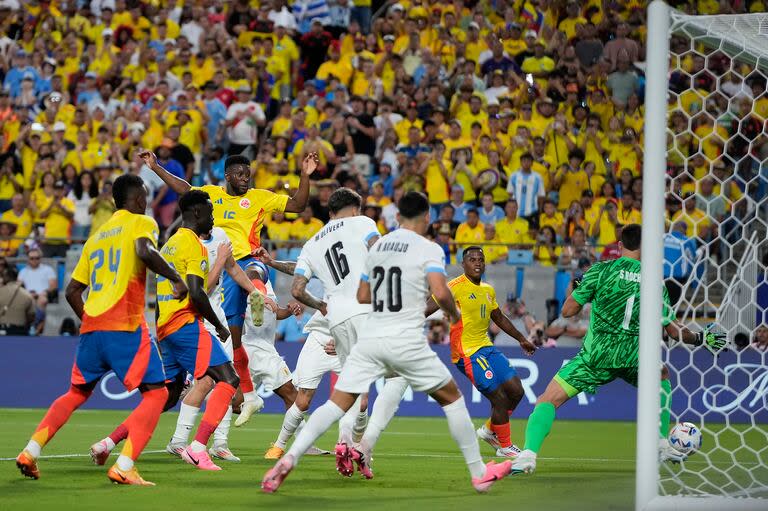 Jefferson Lerma le gana en el salto a Giménez y de cabeza marca el gol del triunfo de Colombia