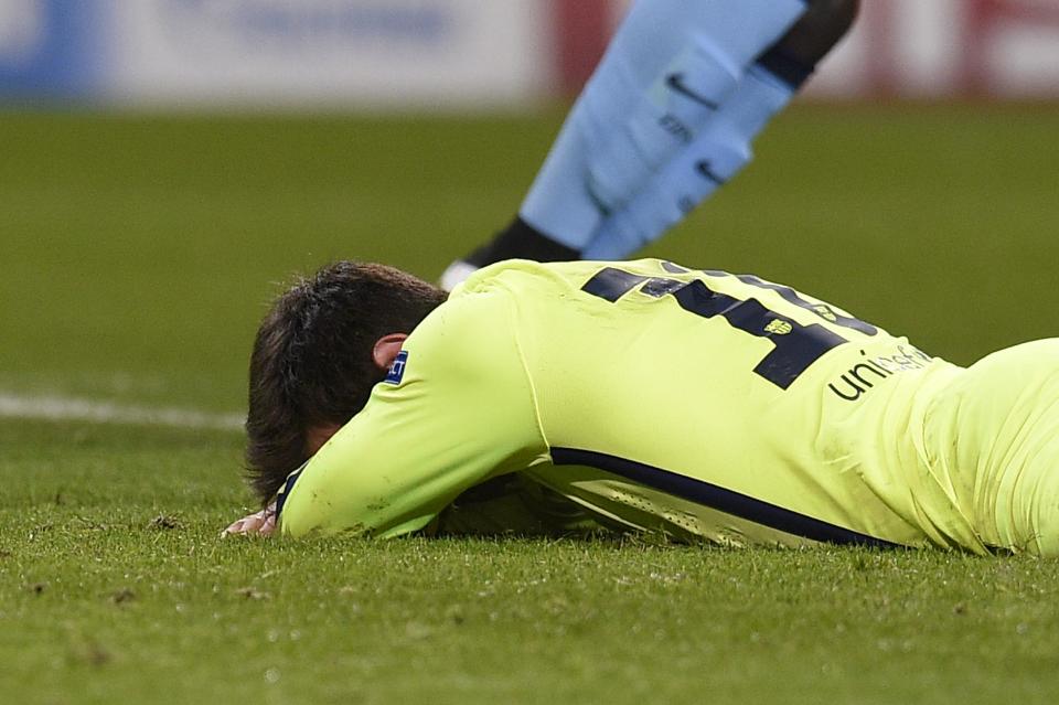 El argentino Lionel Messi se lamenta tras fallar un penal para el Barcelona ante el Manchester City, el 24 de febrero de 2015 en partido de ida de octavos de final de la Liga de Campeones jugado en el estadio Etihad de Manchester, noroeste de Inglaterra (AFP | LLUIS GENE)