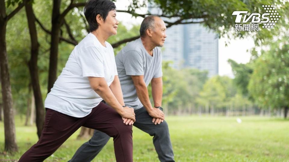 可多做伸展運動。（示意圖／shutterstock達志影像） 