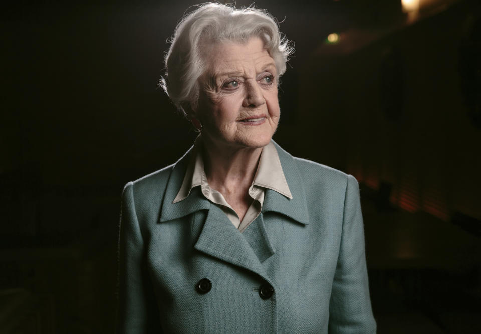 ARCHIVO - Angela Lansbury posa para un retrato en un día de promoción de "Blithe Spirit" en Los Angeles el 16 de diciembre de 2014. Lansbury falleció el 11 de octubre de 2022 en su casa en Los Angeles. Tenía 96 años. (Foto Casey Curry/Invision/AP, archivo)