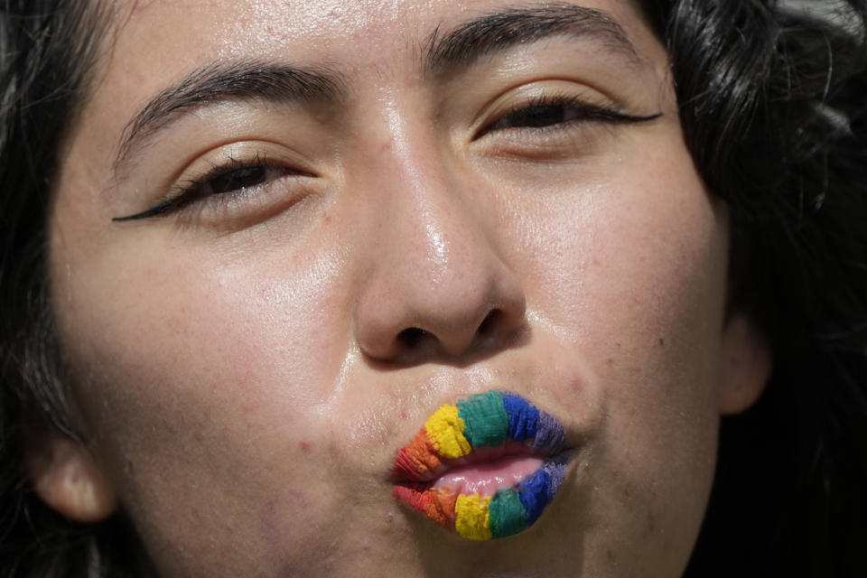 Una mujer con labios con los colores del arcoíris asiste al Desfile anual del Orgullo Gay en Quito, Ecuador, el sábado 22 de junio de 2024. (Foto AP/Dolores Ochoa)