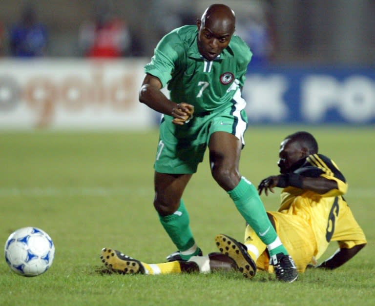 El futbolista de Nigeria George Finidi (izq.) escapa de la marca del defensa de Ghana Mireku en un partido de cuartos de final de la Copa de África de Naciones, el 3 de febrero de 2002 en Bamako (Issouf Sanogo)