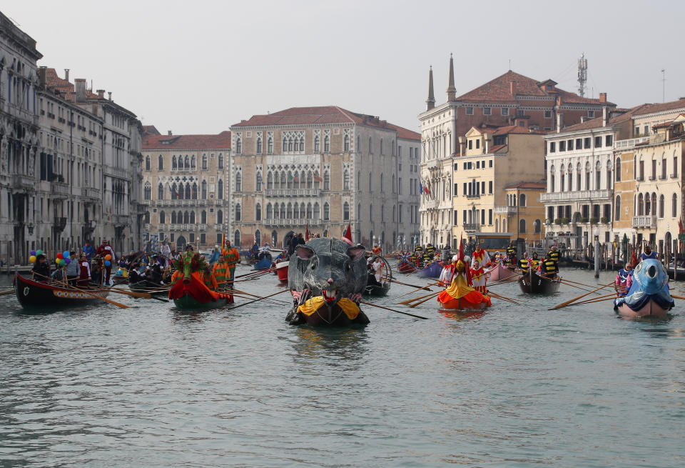 Lo spettacolo ha celebrato l'incontro tra 2 elementi, acqua e aria, con acrobati e giocolieri, mangiatori di fuoco e ballerine. Nel Rio di Cannaregio hanno sfilato una decina di imbarcazioni. Il suono degli archi ha accompagnato lo show. Un giocoliere ha maneggiato il fuoco, seguito dalle evoluzioni di un ballerino dentro una bolla. Poi le note di 'Sound of Silence' hanno accompagnato la coreografia di una danzatrice dentro una sfera trasparente mentre un acrobata, su un braccio meccanico, ha volteggiato sospeso nell'aria. (AP Photo/Antonio Calanni)