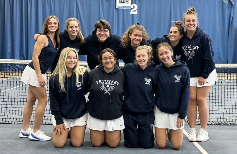 Petoskey tuvo suerte y tuvo la oportunidad de participar en su enfrentamiento entre Big North y Alpena el lunes, jugando en canchas cubiertas mucho más cálidas y secas como visitantes, lo que resultó en una victoria en la liga.