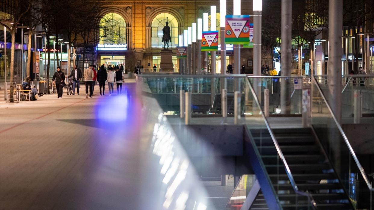 Passanten gehen am Abend durch die Innenstadt von Hannover.