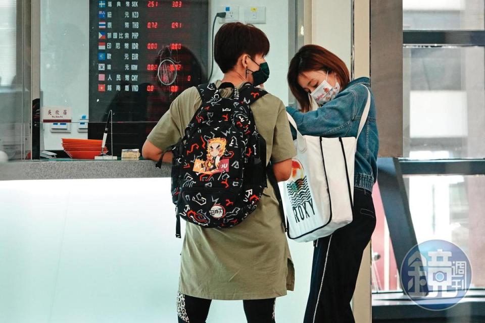 07：08，王瞳（右）和師母前往銀行機場櫃檯換匯，只見她小心翼翼翻找包包。