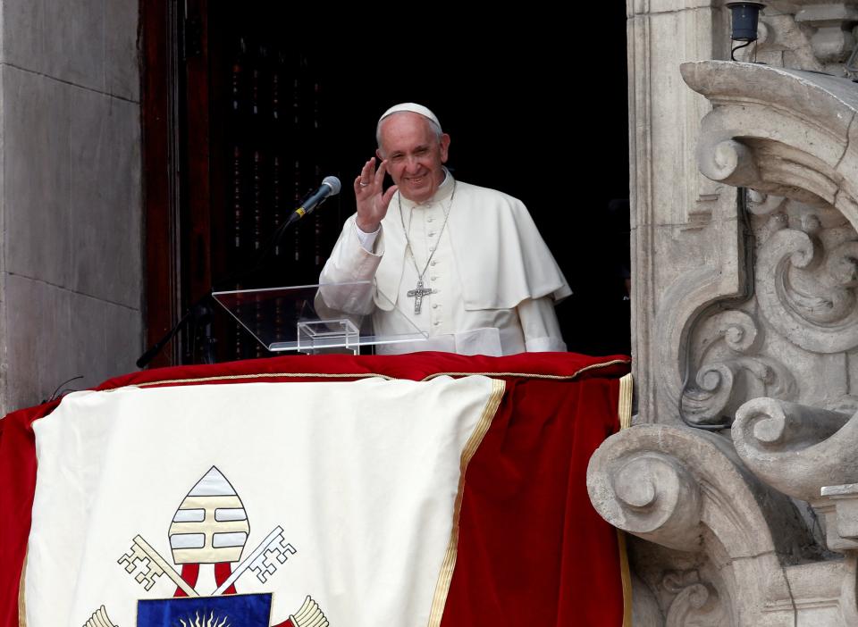 <p>Papst Franziskus winkt vom Balkon des Erzbischofpalastes in Lima seinen Anhängern. Mit einer Messe in der peruanischen Hauptstadt beendete das Oberhaupt der römisch-katholischen Kirche seine Lateinamerika-Reise. Viele Gläubige reagierten verstimmt auf seine Wortwahl bezüglich der Kindesmissbrauchs-Vorfälle durch Geistliche in Südamerika. (Bild: REUTERS/Henry Romero) </p>