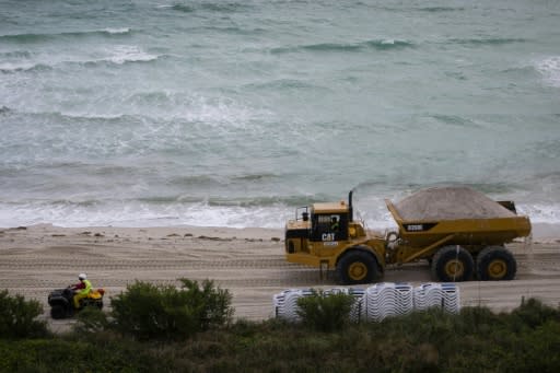 Every day from January 17, 2020 until June, trucks will tip between 100 and 250 loads, each containing 22 tons of sand, onto Miami beach