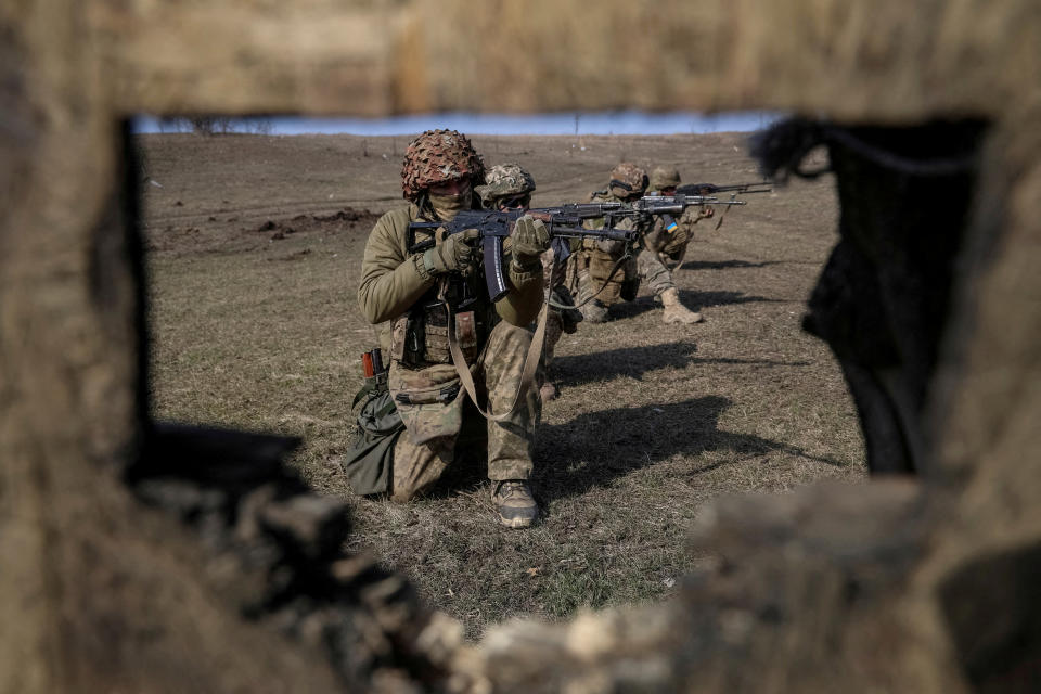 綜合路透社和法新社報導，美國1日指控俄羅斯對烏克蘭軍隊動用化學武器，違反了《禁止化學武器公約》（CWC）。圖為烏克蘭軍隊受訓畫面。（路透社資料照）