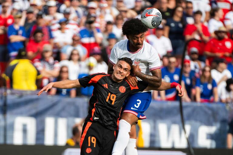 Rafael Santos Borre lucha con Chris Richards duante el amistoso internacional entre Colombia y Estados Unidos