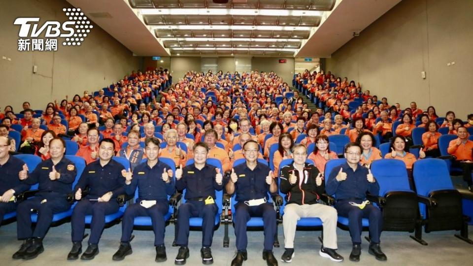 新北市警察局長黃宗仁與380名守望相助隊隊員開心合影。（圖／TVBS）