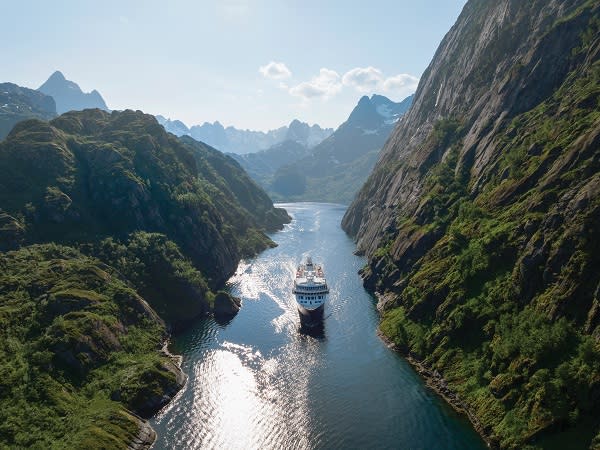 ▲搭船沿著海岸巡遊，被視為體驗挪威精華的絕佳方式。（圖/行家旅遊、Havila Voyages）