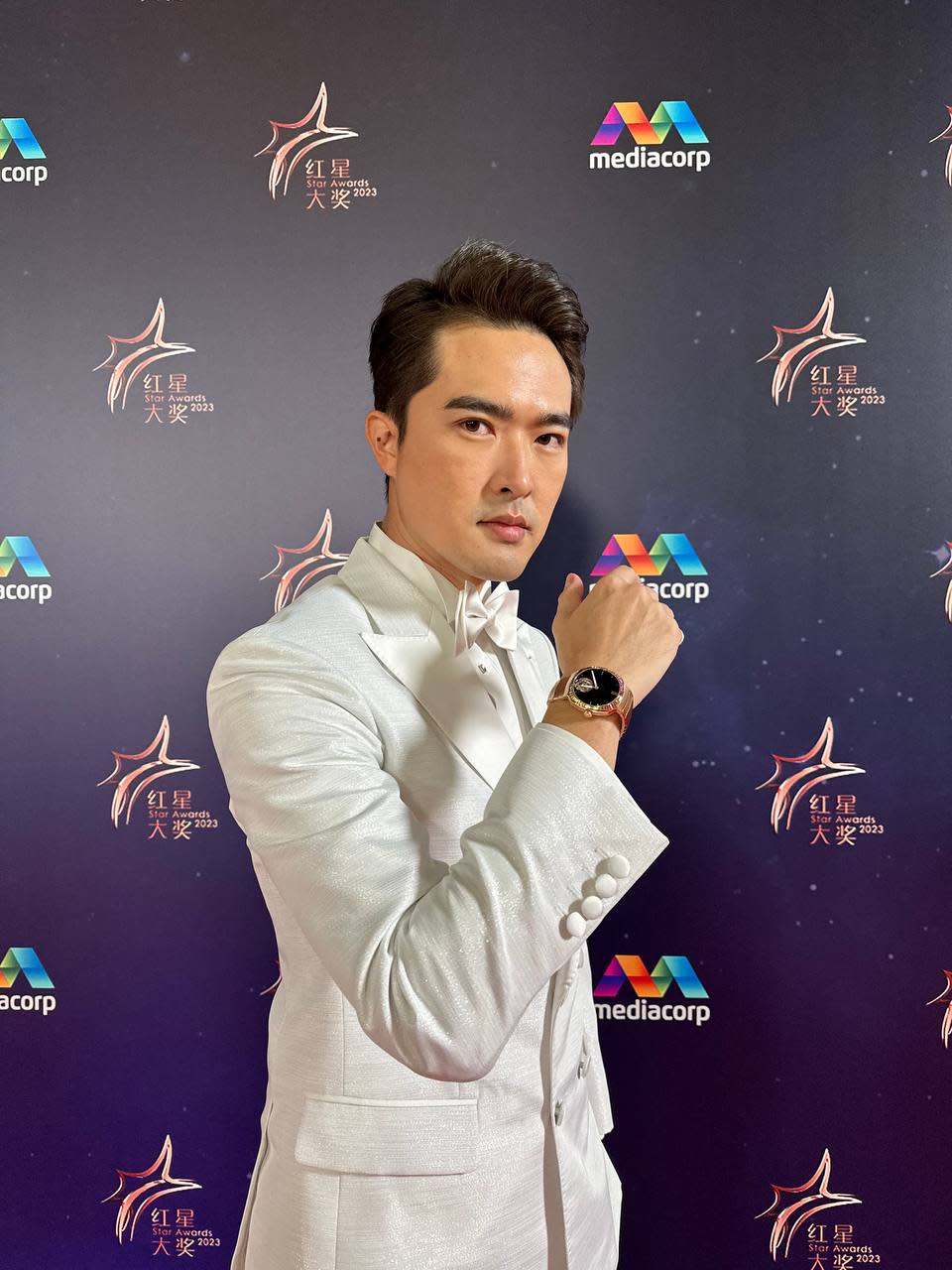 Lee Teng wore the H. Moser & Cie. Streamliner Tourbillon Rainbow. The timepiece has a 5N red gold case topped with a slightly domed sapphire crystal, case middle set with 60 baguette-cut coloured sapphires (2.90 carats). (PHOTO: Sincere Fine Watches)