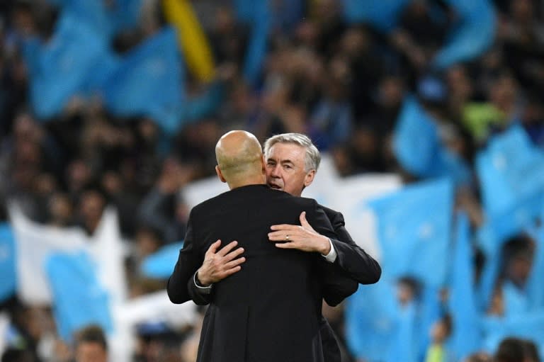 L'entraîneur du Real Madrid Carlo Ancelotti félicite son homologue de Manchester City Pep Guardiola après la victoire des Anglais en demi-finale retour de Ligue des Champions le 17 mai 2023 à Manchester. (Oli SCARFF)