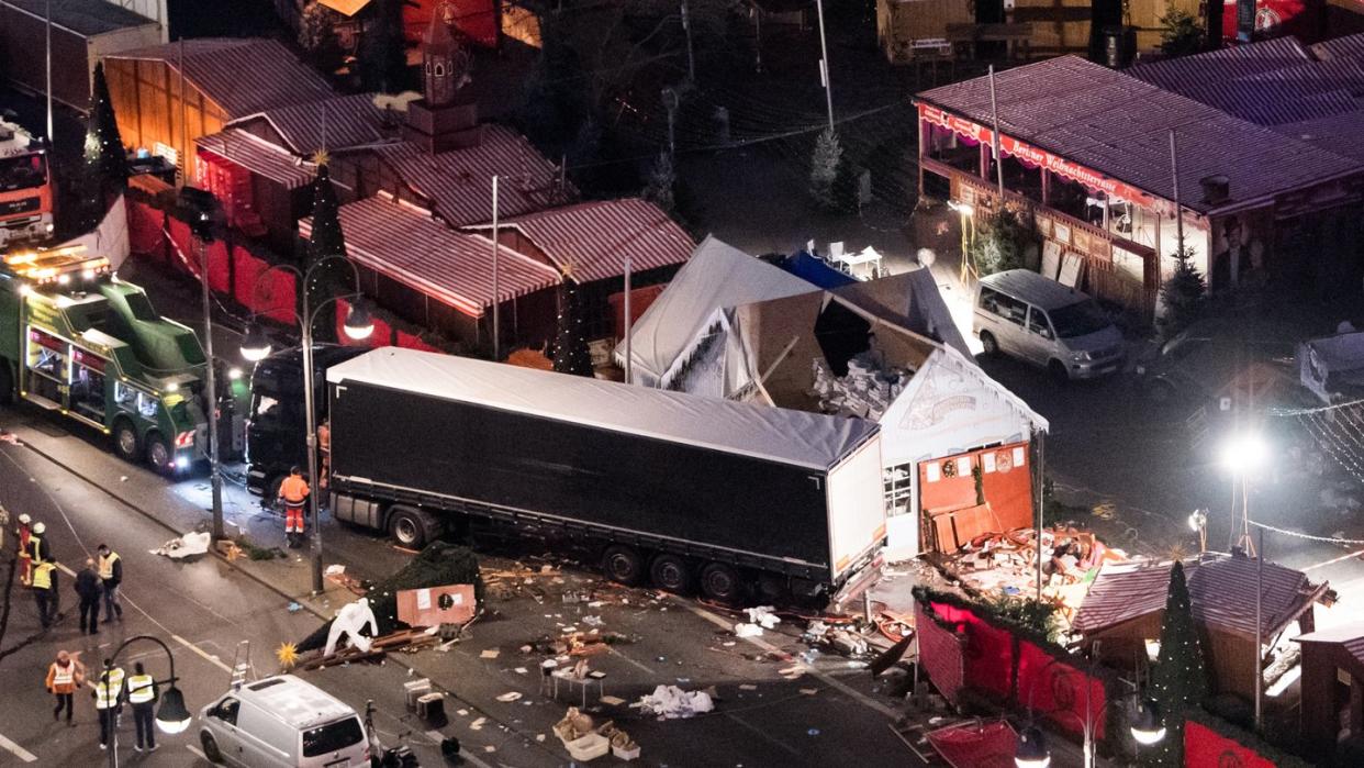 Der Weihnachtsmarkt am Breitscheidplatz, nachdem der Attentäter Anis Amri mit einem Lastwagen über den Platz gerast war.