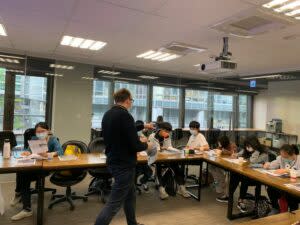 CP總編輯龔向華帶著學生們閱讀英文文章。| Dimitri Bruyas read a news story with the students. (The China Post)