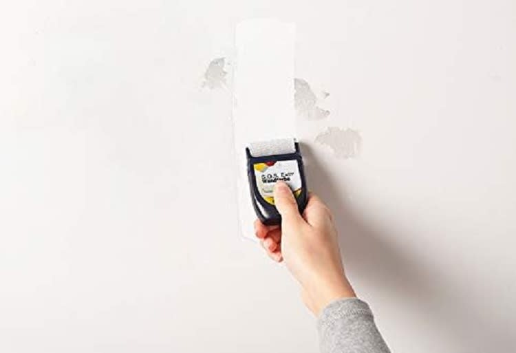 Kein Komplett-Anstrich nötig: Mit einem Handgriff sind Verfärbungen oder Risse in der Wand wieder verschwunden. (Bild: Amazon)