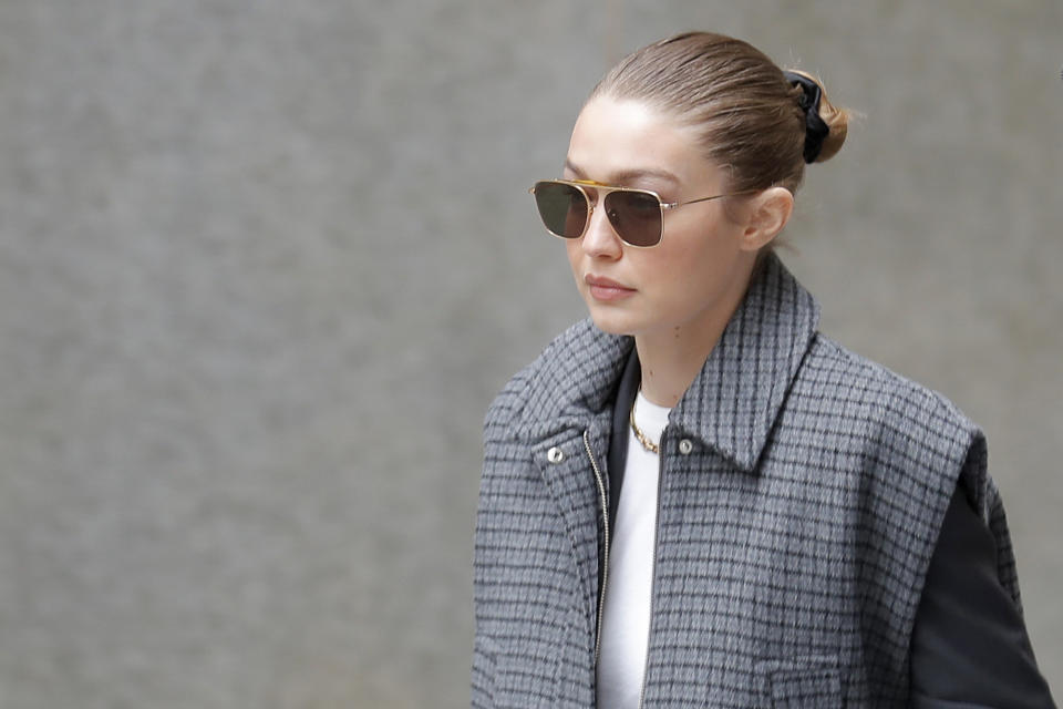 La supermodelo Gigi Hadid sale de un tribunal durante el proceso de selección del jurado para el juicio de Harvey Weinstein, el jueves 16 de enero del 2020 en Nueva York. (AP Foto/Seth Wenig)