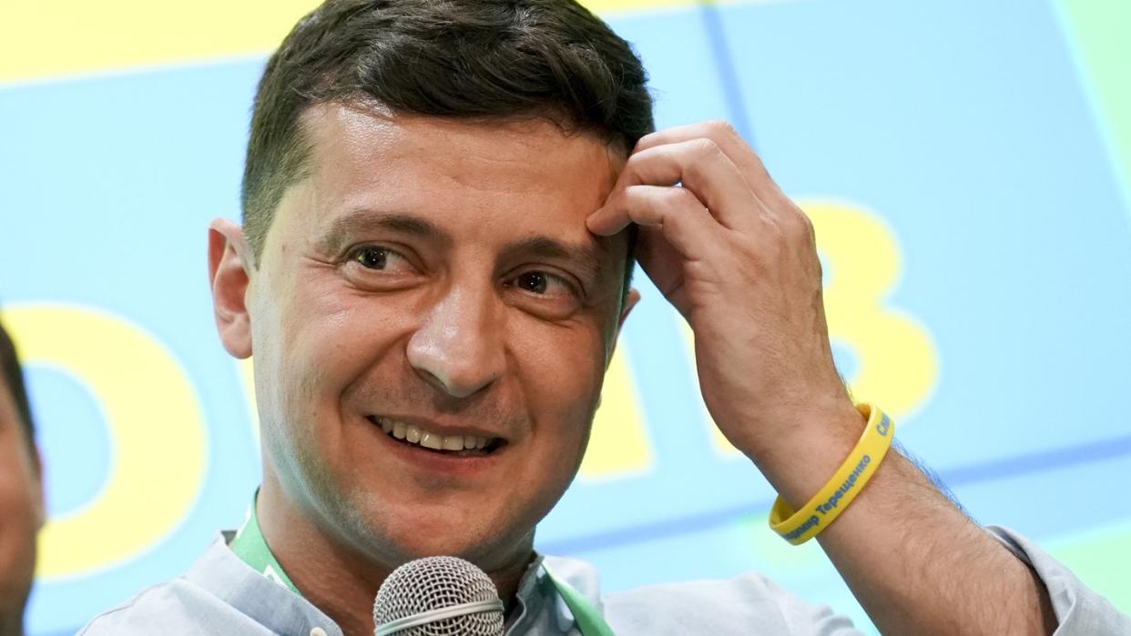 Wolodymyr Selenskyj, Präsident der Ukraine,  hat die Wahl mit seinen «Dienern des Volkes» wohl gewonnen. Foto: Evgeniy Maloletka/AP