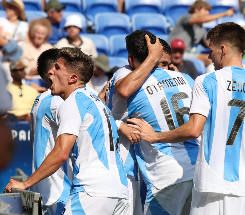 El equipo de Argentina celebra el triunfo en Lyon, Francia. (Claudio Villa/Getty Images)