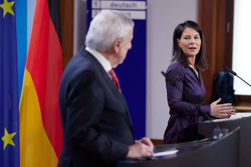 German Foreign Minister Annalena Baerbock and Chilean Foreign Minister Alberto van Klaveren hold a joint press conference at the Federal Foreign Office. Joerg Carstensen/dpa