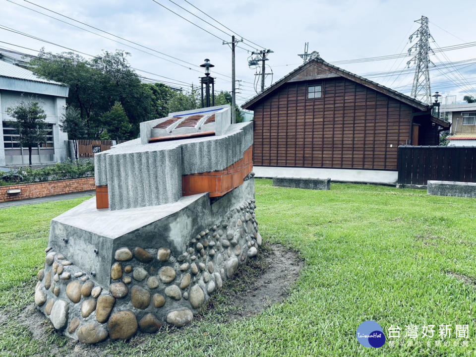 藝術者陳為榛運用各式建材，將不同時空建物濃縮到-穿越-住所。