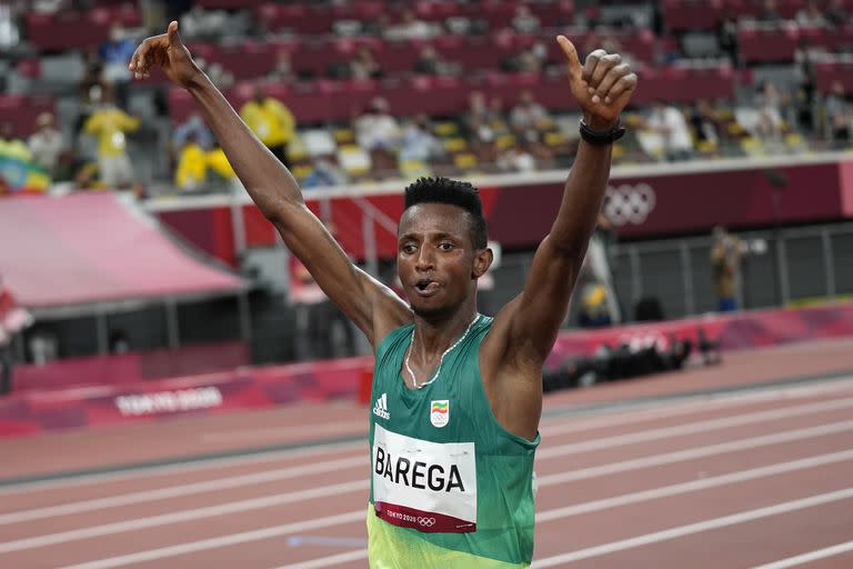 Selemon Barega, of Ethiopia, celebrates after winning the men's 10,000-meters final at the 2020 Summer Olympics, Friday, July 30, 2021, in Tokyo. (AP Photo/David J. Phillip)