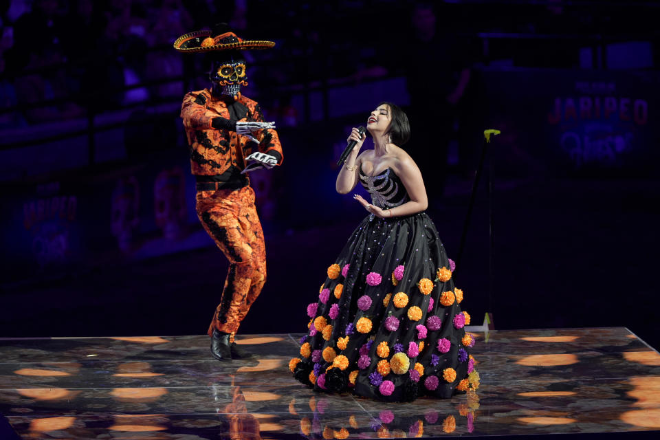 Ángela Aguilar, hija de Pepe Aguilar, canta en el espectáculo "Jaripeo hasta los huesos tour 2024" en el Honda Center en Anaheim, California, el viernes 29 de marzo de 2024. El espectáculo rinde homenaje al Día de Muertos, una conocida celebración mexicana. (Foto AP/Damian Dovarganes)