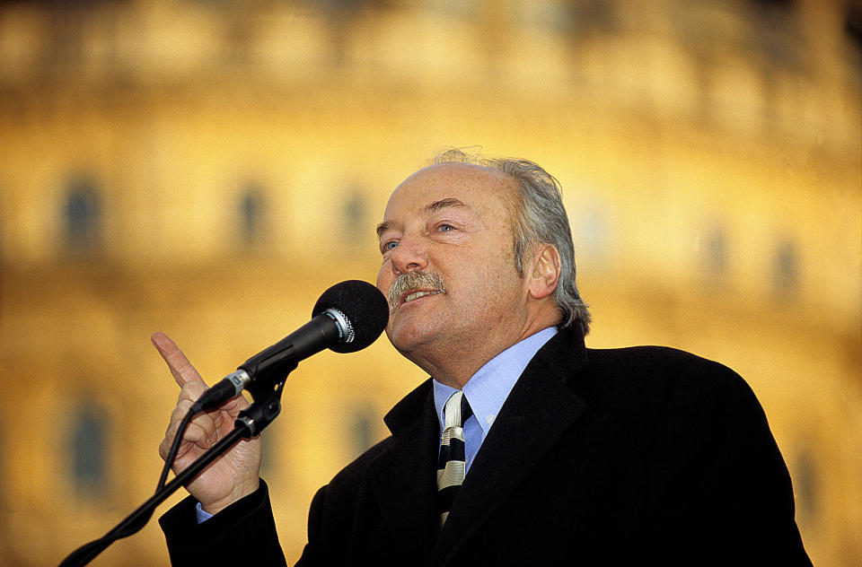 MP George Galloway. LONDON S TRAFALGAR SQUARE 11 February 2006 Over 5 000 UK Muslims demonstrate against incitement Islamophobia