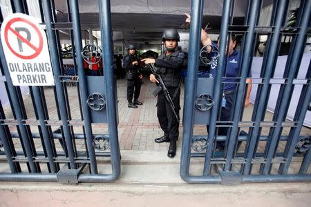 Policemen stand guard at the gate of the Jakarta Cathedral ahead of Christmas celebrations in Indonesia, December 24, 2016. REUTERS/Fatima El-Kareem