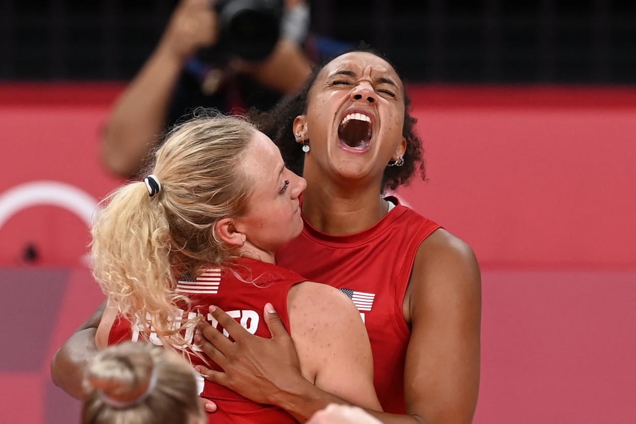 Haleigh Washington (right), Jordyn Poulter and the women's volleyball team won gold to help Team USA edge China in the medal count. (JUNG YEON-JE/AFP via Getty Images)